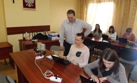 Obecnie uczestnicy projektu uczestniczą w szkoleniach z informatykiem.