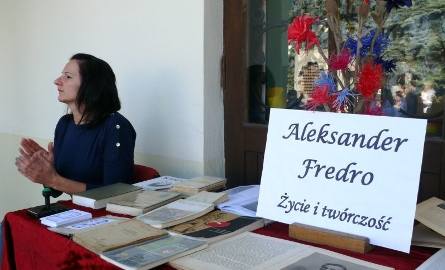 Pracownicy Biblioteki Publicznej w Staszowie, na przyniesionych przez uczestników książkach z utworami Aleksandra Fredry, składali pamiątkowy stempe
