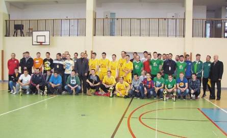 Wspólne zdjęcie uczestników i organizatorów sobotniego turnieju o puchar starosty hajnowskiego