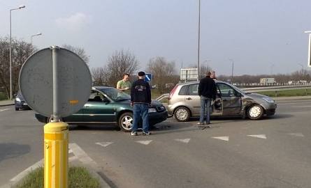 Wypadek na ulicy Spychalskiego w Opolu. Dwie osoby ranne.