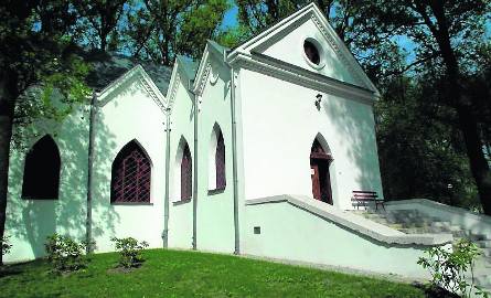 Czarnoleską kaplicę ufundowała w 1826 roku Magdalena Lubomirska, według projektu Władysława Czarnowskiego. Budowę ukończyła jej córka Teresa z Lubomirskich