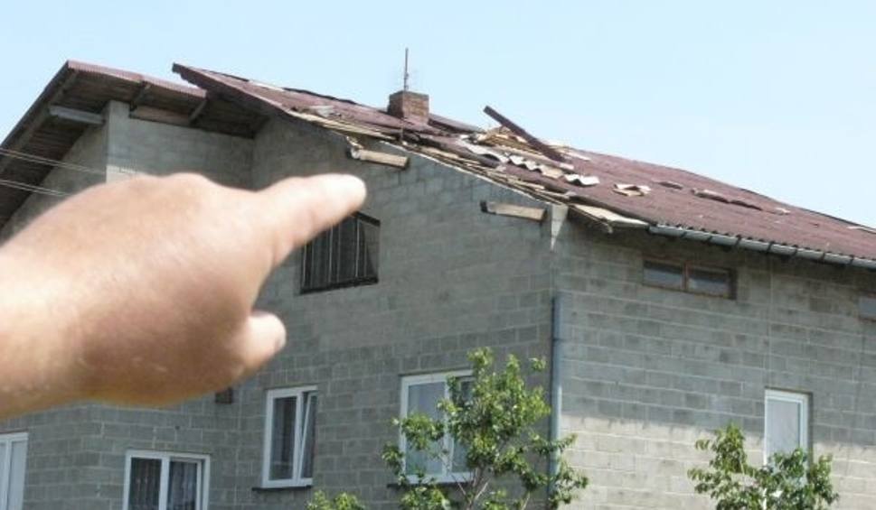 Edward Oksiński stracił dach domu, fragment komina i rynnę
