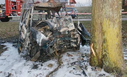 18-latek spłonął w tico. Samochód uderzył w drzewo i stanął w płomieniach (zdjęcia)