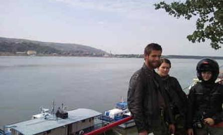 Za nimi Dunaj. Udają się na most, aby przekorczyć granicę rumuńsko - bułgarską.