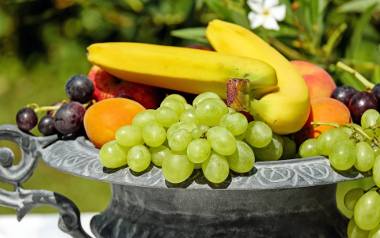 Część owoców w procesie dojrzewania wydziela etylen. Należą do nich banany, jabłka, gruszki, śliwki, morele, brzoskwinie, melony, mango i awokado. Lepiej