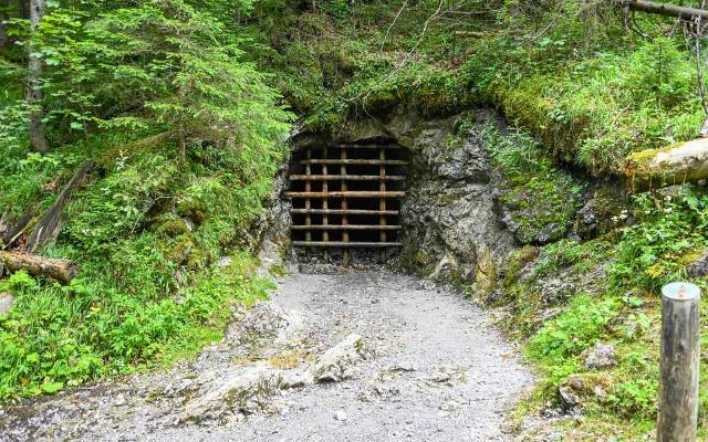 Tajemnicza jaskinia w Dolinie Białego. Jaki sekret kryje się za kratami?
