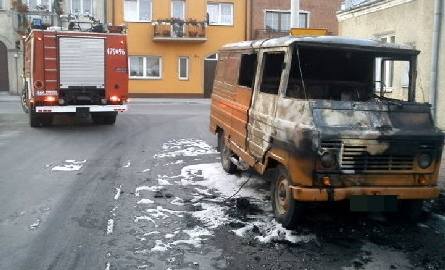 Strażacy gasili też samochód, zaparkowany na ulicy Gęsiej w Klimontowie.