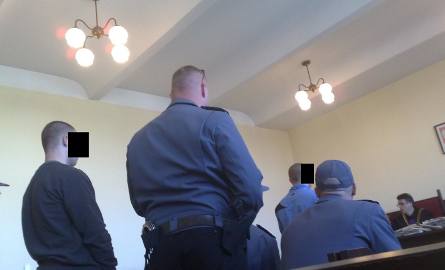 W Sądzie Okręgowym zeznawał we wtorek jeden ze świadków w procesie - skazany na 8 lat więzienia Remigiusz N. (pierwszy od prawej)