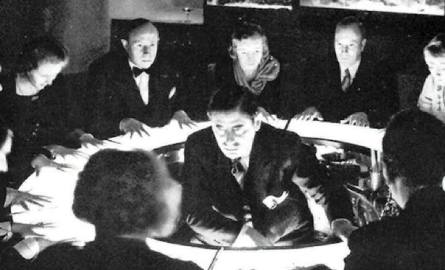 Erik Hanussen (w środku) przepowiedział sukces nazistów, ale nie własną śmierć z ich ręki