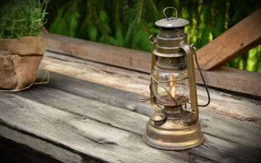 Możesz postawić zarówno na nowoczesne lampy ogrodowe lub wybrać pełne uroku, stylizowane latarenki.