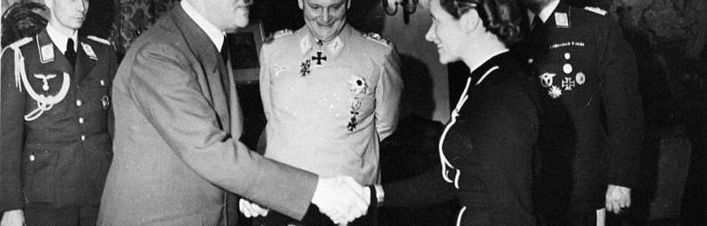 Marzec 1941 r. Adolf Hitler dekoruje Hannę Reitsch Krzyżem Żelaznym II Klasy, w środku dowódca Luftwaffe Hermann Göring