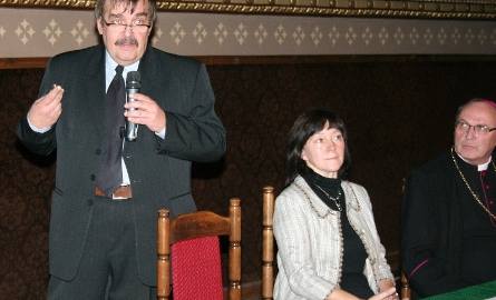 Dr Janusz  Pietrzak, dr Aldona  Andrzejewska i ks.biskup W.A. Mering, również uczestniczący w spotkaniu w Starej Remizie