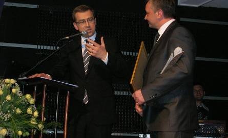 Prowadzący galę Marcin Orłoś (z lewej) dowiedział się od Sylwestra Krawczyka, że medalową szynkę można  kupić również w Warszawie.