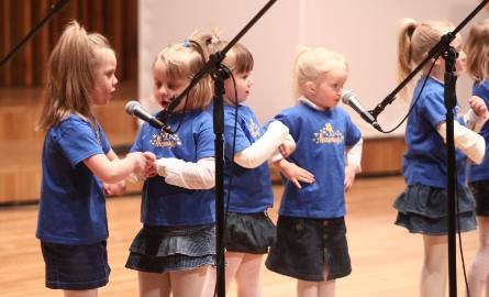 Dzieci z Przedszkola Niepublicznego Niezapominajka oczarowały jurorów i publiczność nie tylko zaśpiewaną piosenką, ale scenicznymi ruchami.