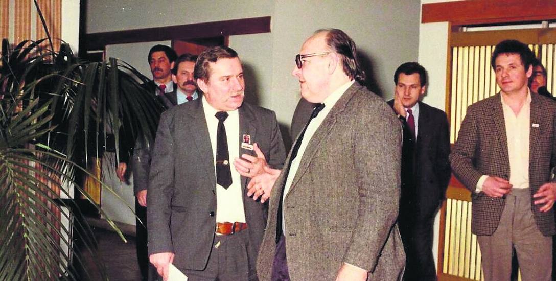 Lech Wałęsa oraz Stanisław Ciosek w czasie rozmów w Magdalence. Za nimi pierwszy z prawej Zbigniew Bujak, obok Aleksander Kwaśniewski