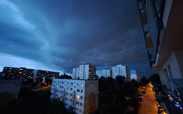 Burza w Łodzi. Deszcz i wiatr szalały w godzinach wieczornych ZDJĘCIA