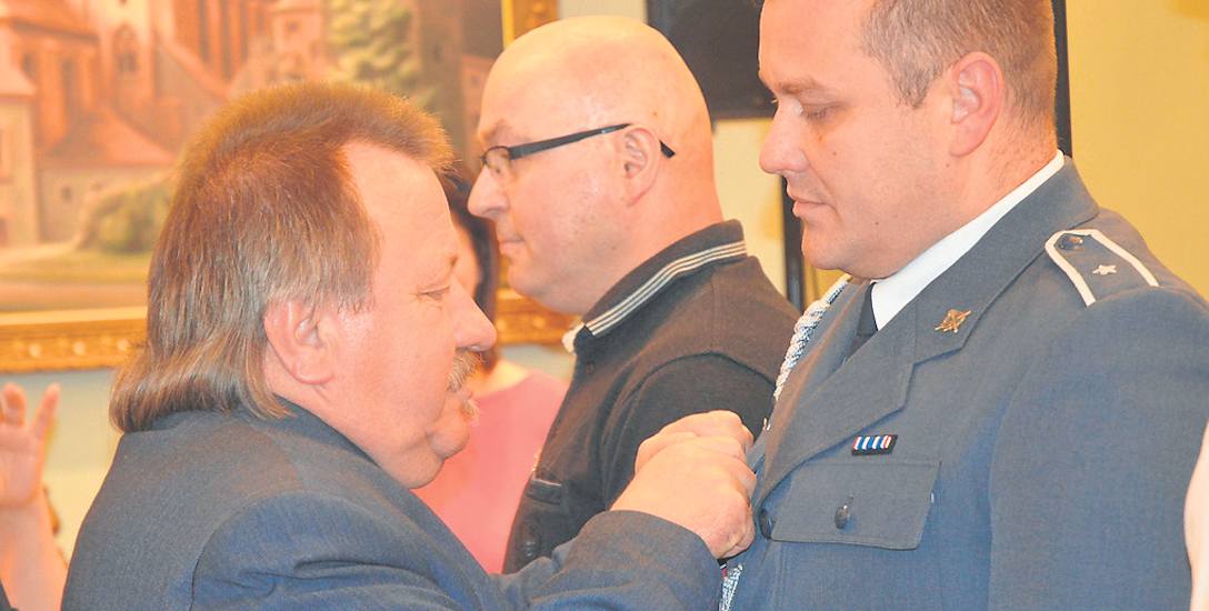 Chorąży Grzegorz Mićko podczas gali  odebrał odznakę honorowego krwiodawcy