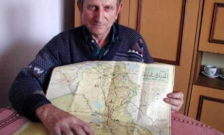 Bolesław Pawłowski z podprzemyskich Ruszelczyc. Z mapą w ręku śledzi w dalszym ciągu wydarzenia w Iraku.