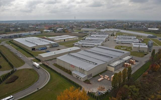 Znów wielka firma zapowiada zwolnienia pracowników w wielkopolskich fabrykach. 
