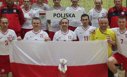 Pamiątkowe zdjęcie po zdobyciu złotego medalu w Słowenii. Stoją od lewej: Dariusz Meresiński - kierownik drużyny, ojciec Ezechiel, Tomasz Winogrodzki,