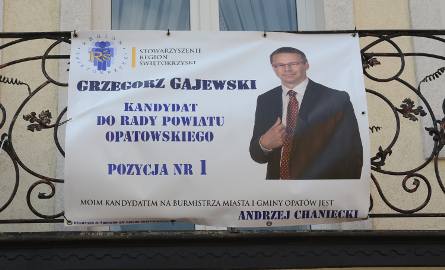 Grzegorz Gajewski zawiesił baner na balkonie kamienicy przy rynku.
