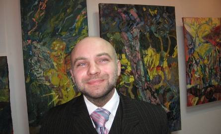 Grzegorz Kwiecień jest absolwentem Akademii Sztuk Pięknych w Krakowie