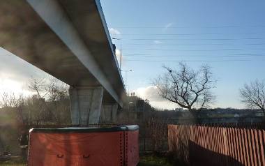Desperat groził, że skoczy. Zablokowany wiadukt w Starachowicach. Policjanci i negocjatorzy w akcji