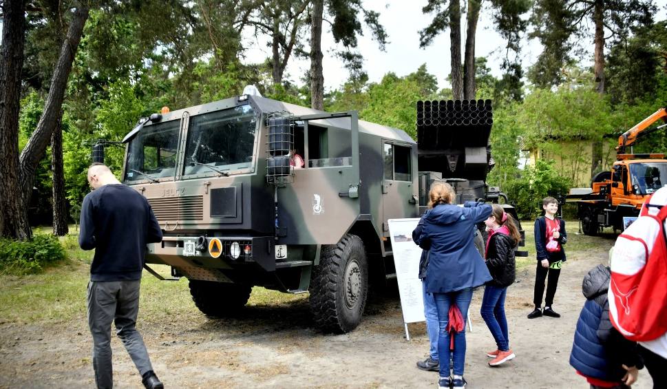 Film do artykułu: W sobotę, 22 maja w Kozienicach odbył się piknik wojskowy. Prezentowano pojazdy i sprzęt wojskowy. Były koncerty i pokazy - zdjęcia i film