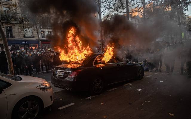 Starcia w miastach Francji przeciwko ustawie zabraniającvej filmowania i fotografowania policjantów podczas akcji (VIDEO)