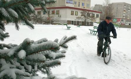Na bocznych chodnikach rowerzystom trudniej poruszać się jest po śniegu.
