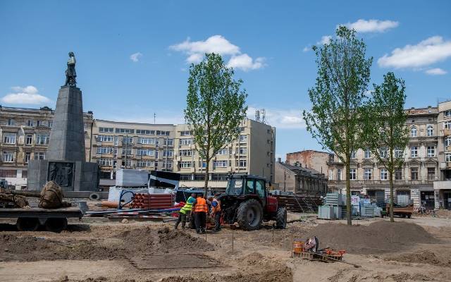 Przebudowa Placu Wolności w Łodzi. Będzie tu…zielono. Pojawiły się pierwsze drzewa. Zobaczcie zdjęcia