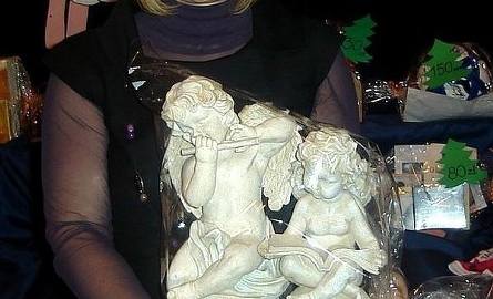 Kobieta – anioł! Edyta Sulima, sekretarz powiatu zwoleńskiego podczas aukcji w Zwoleniu wylicytowała dwa gipsowe aniołki.