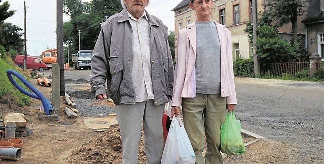 Utrudnienia są, żeby wsiąść do autobusu, trzeba iść po dziurach na przystanek przy Okrzei - mówią Anna i Mieczysław Kasica.
