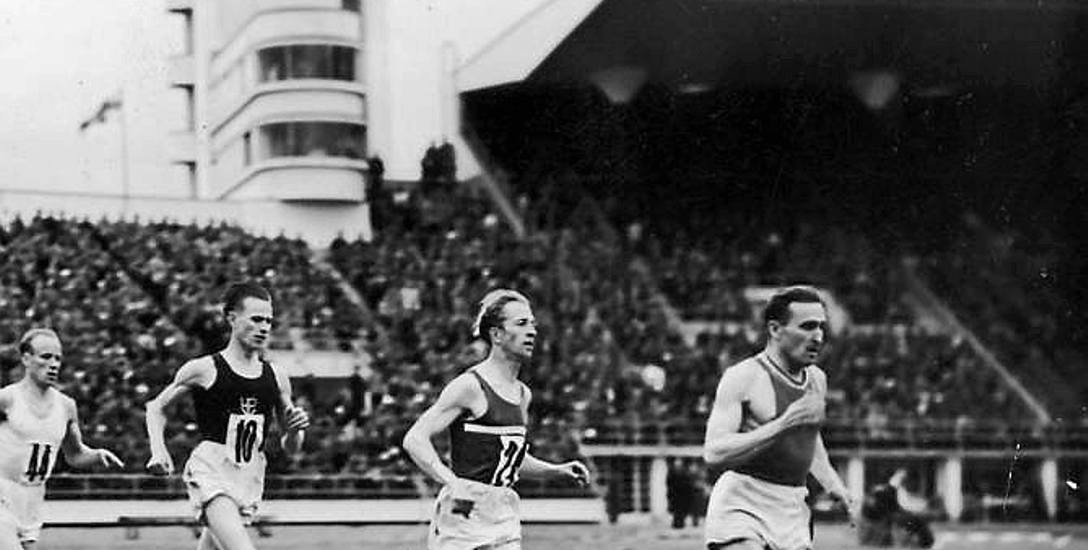 Janusz Kusociński wygrywa bieg na 5000 m podczas Zawodów Lekkoatletycznych w Helsinkach w 1939 r.