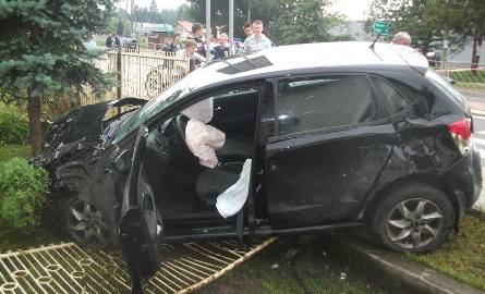 Volkswagen polo po kraksie uderzył w ogrodzenie i wylądował na drzewie.