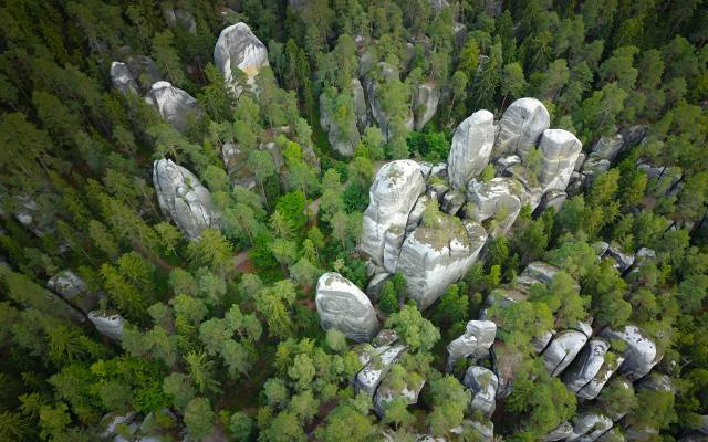 Skalne Miasto w Czechach: niesamowita przygoda wśród skalnego labiryntu. Gdzie się znajduje Adrschpach i jak tam dojechać?