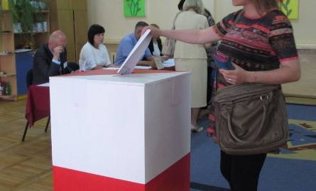 Głos do urny wyborczej wrzuca Małgorzata Nikodem.