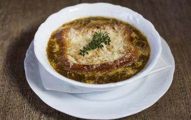 Francuska zupa cebulowa (soupe à l’oignon)