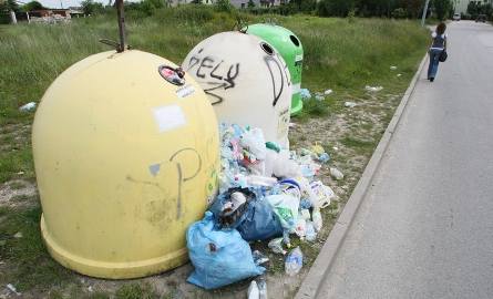 Zamiast do pojemników, niektórzy mieszkańcy Kielc najwyraźniej wolą wysypywać śmieci koło nich. Wstyd!