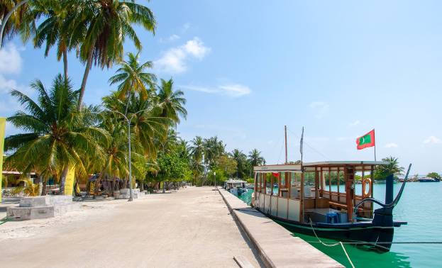 Do najpopularniejszych atrakcji Malediwów należało "skakanie z wyspy na wyspę" - island hopping na wynajętych łodziach. Niestety, w
