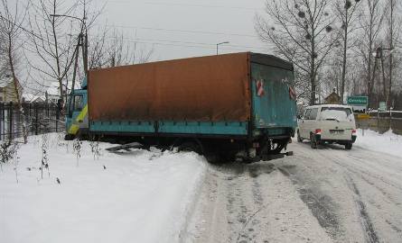 Dostawczy zderzył się z ciężarówką na skrzyżowaniu Granicznej z Ławską (zdjęcia)