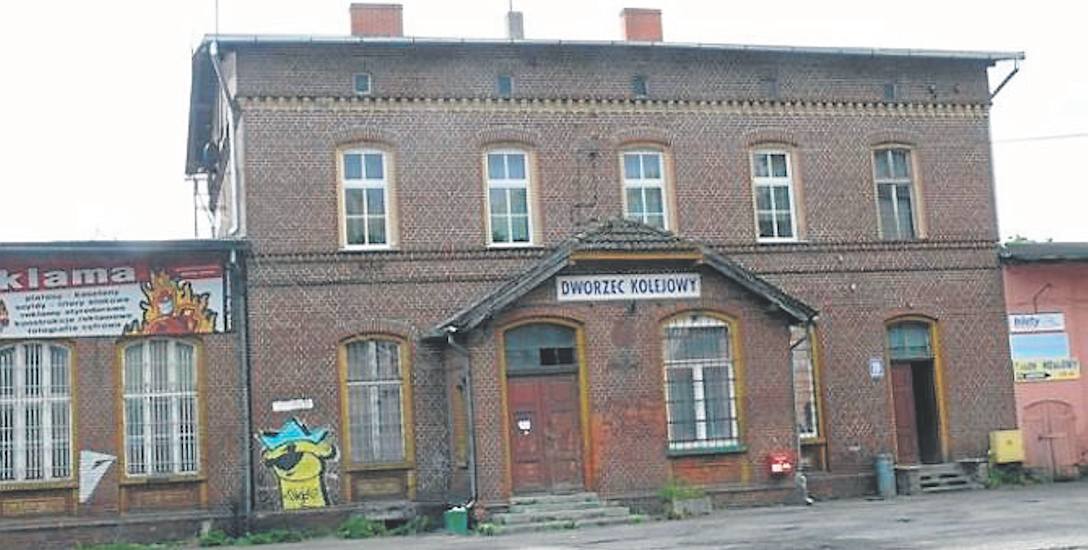Budynek dworca kolejowego w Darłowie powstał w 1878 roku. To wtedy uruchomiono połączenie ze Sławna do Darłowa