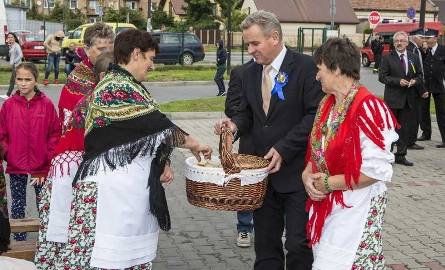 Burmistrz Włodzimierz Badurak roznosił w koszu pokrojony chleb, którym częstował wszystkich dożynkowych gości.