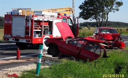 Groźne zderzenie dwóch samochodów w Młynach. Peugeot rozpadł się na dwie części 