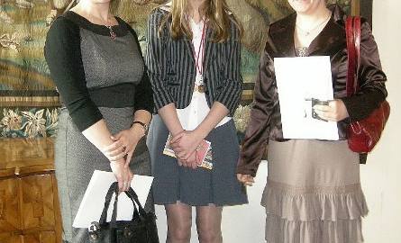 Karolina Prochowska z nauczycielką historii Katarzyną Gloger (z lewej) i nauczycielką matematyki Anną Miler na podsumowaniu konkursu w Muzeum Narodowym