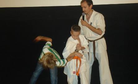 W roki instruktora wystąpił adept karate Norbert, a pomagał mu Krzysztof Piasek.