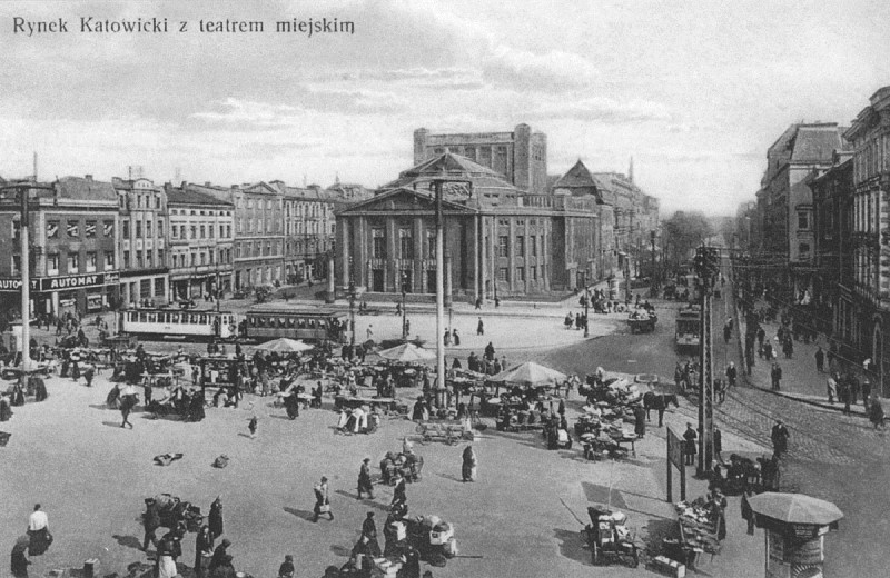 Katowice, rok 1923. Piękny gmach Teatru już stoi. Widać dzisiejsze ulice Warszawską i Teatralną. Jest też tramwaj, ale też miejski targ.