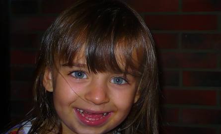 Zaginęła 3-letnia Nikola Supiel. Szuka jej kilkudziesięciu policjantów (zdjęcia, wideo)