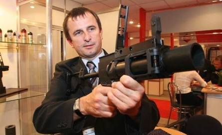 Ten nowoczesny granatnik może być używany przez osoby prawo- i leworęczne - mówi Leszek Pabian z Dezametu.