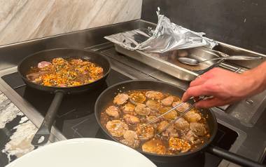 Przystanek kulinarny: kuchnia Podhala. Na zdjęciu przygotowywanie jagnięciny.